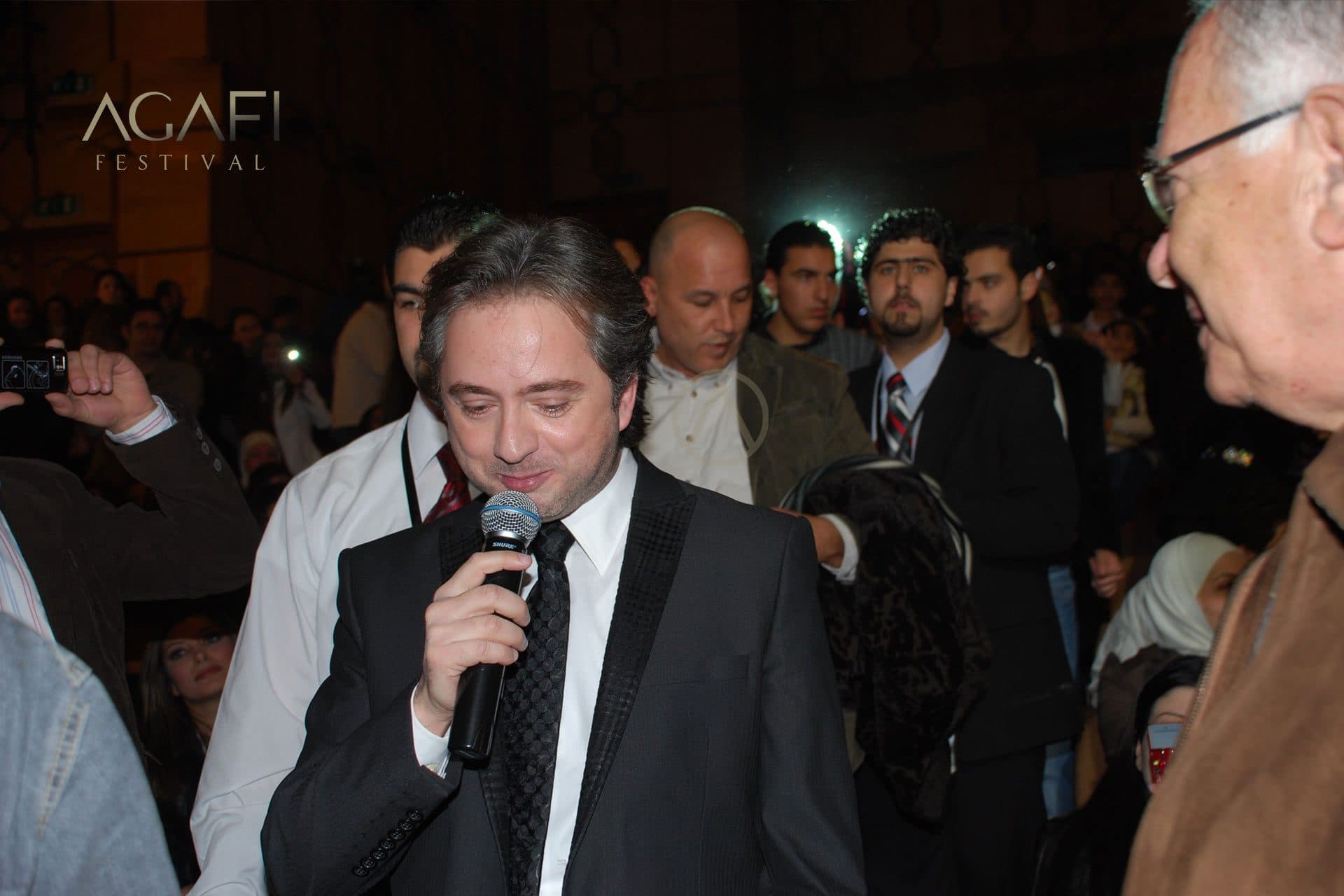Marwan Khoury walking through the audience with a microphone