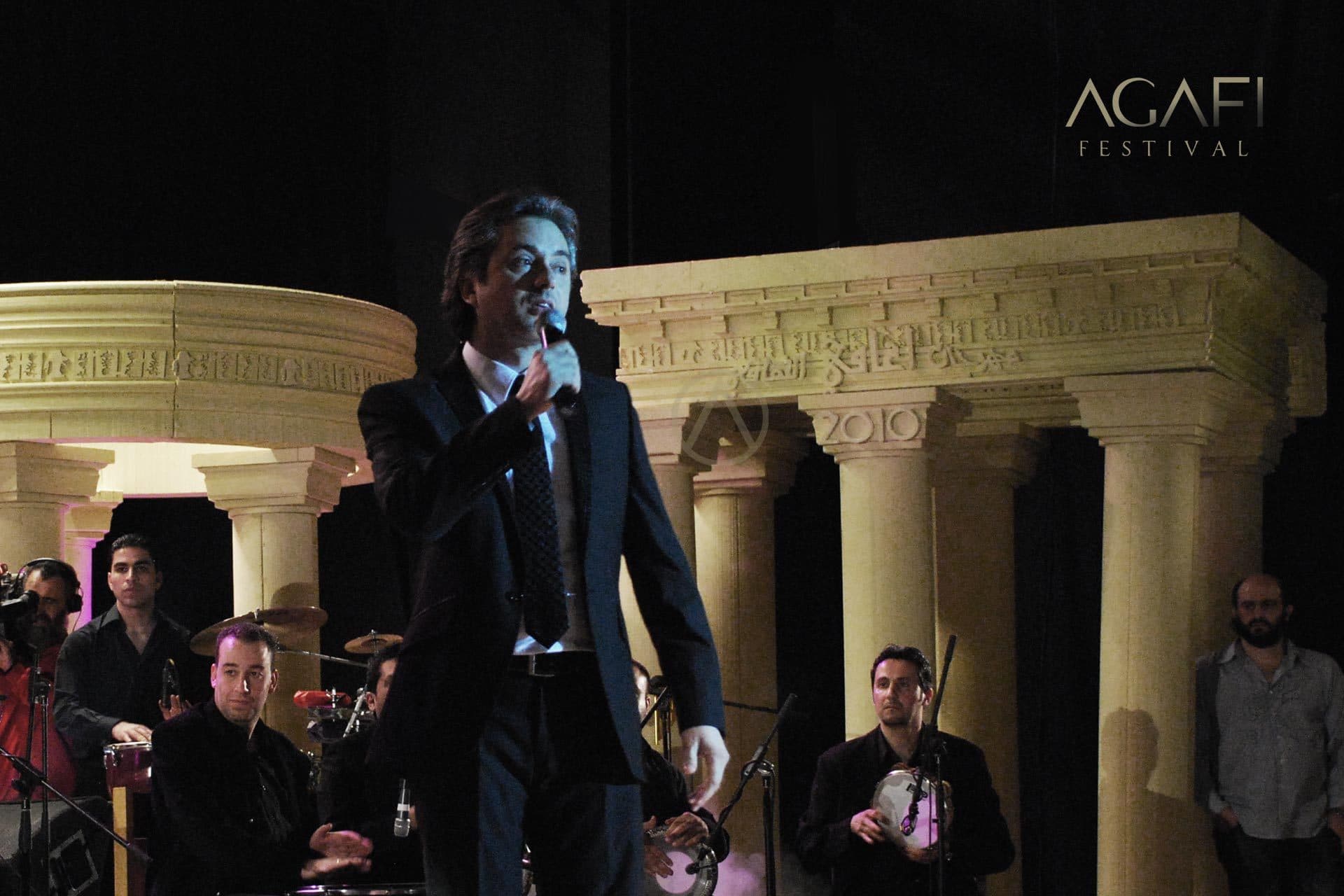 Marwan Khoury singing between the stage columns