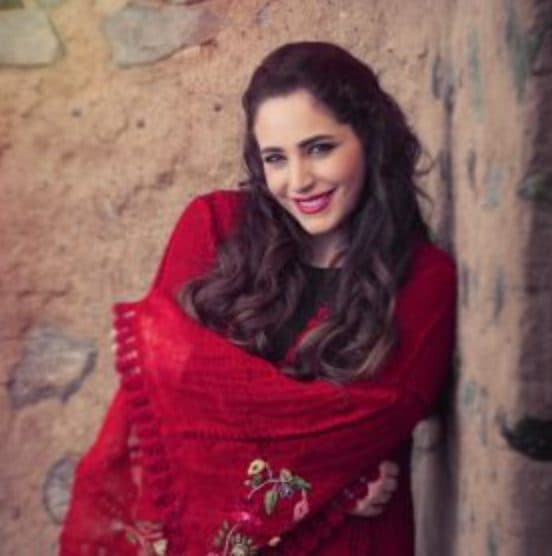 A singer in a red shawl